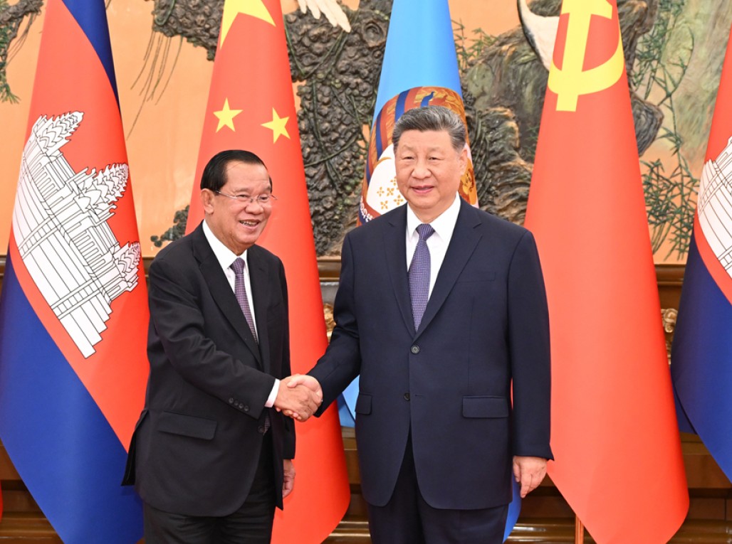 习近平会见柬埔寨人民党主席、参议院主席洪森