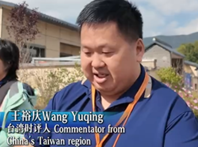 【两岸媒体人甘肃行】参访榆中灾后重建安置点。一年重建，村民住进独门独院、配套齐全的新居。台湾时评人王裕庆表示，真正的国家富强，体现在对普通百姓民生的保障上，农村百姓安居乐业，才是民族复兴的有力见证。